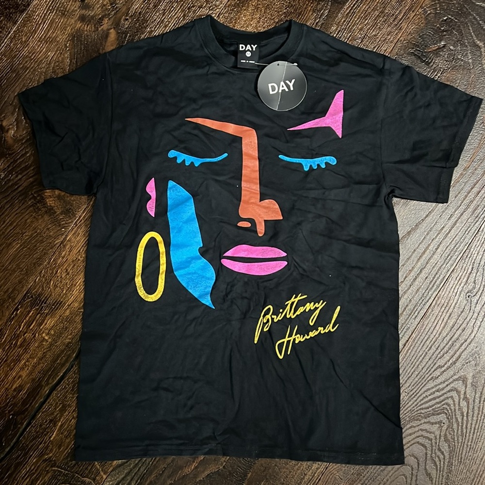 Day by Daydreamer Brittany Abstract Face Tee - Picture 2 of 13